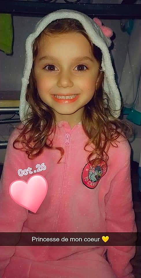 Tahynna participe au concours pour gagner de l'argent avec cette photo : beauty, cheek, chin, cool, eye, facial_expression, forehead, hair, happy, head, human, iris, joy, lip, magenta, organ, person, pink, skin, sleeve