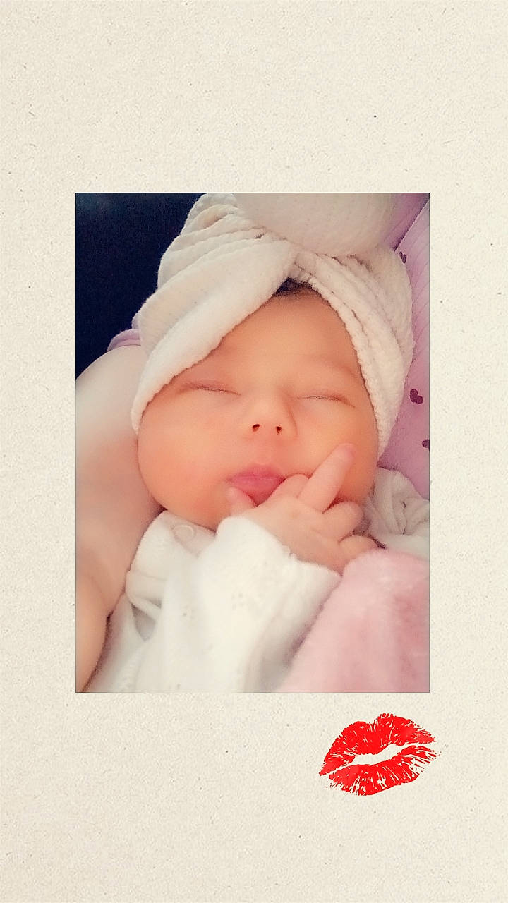 K.....y participe au concours pour gagner de l'argent avec cette photo : baby, baby_products, baby_sleeping, baby_toddler_clothing, bedtime, carmine, cheek, child, comfort, eyelash, flesh, font, fur, happy, head, headwear, linens, lip, person, skin