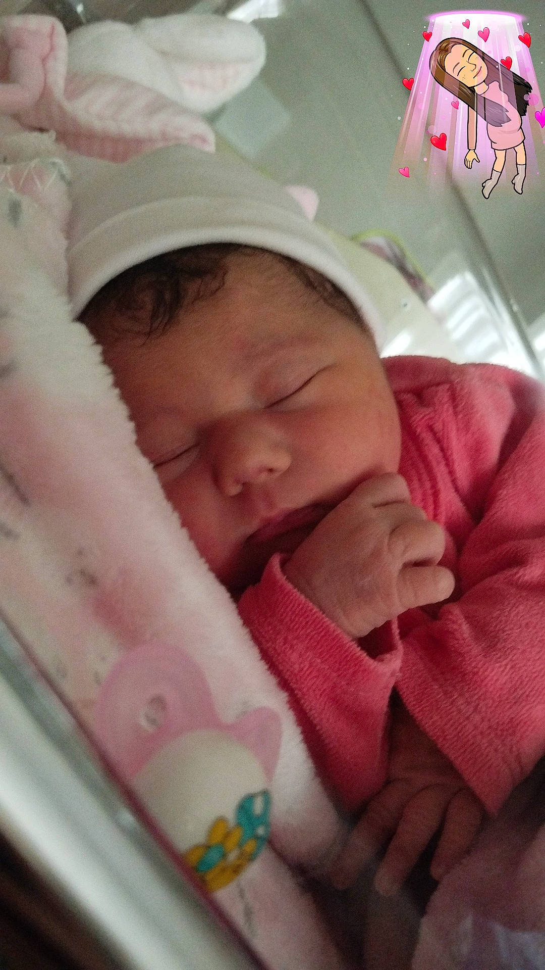 K.....y participe au concours pour gagner de l'argent avec cette photo : baby, baby_products, baby_safety, baby_sleeping, baby_toddler_clothing, bedtime, cheek, child, comfort, event, eye, infant_bed, linens, mouth, nose, person, pink, product, skin, textile