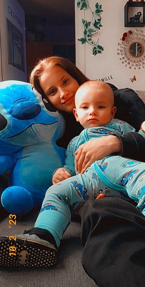 Donovan participe au concours pour gagner de l'argent avec cette photo : azure, baby, baby_toddler_clothing, blue, comfort, couch, electric_blue, event, facial_expression, fun, happy, interaction, joy, leisure, mammal, person, sitting, skin, smile, t_shirt