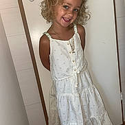 Sheilly a rejoint le concours — aidez-le/la à gagner de superbes lots ! accessories, child, clothing, door, dress, eveningdress, face, fashion, female, formalwear, girl, gown, happy, head, jewelry, necklace, person, photography, portrait, smile