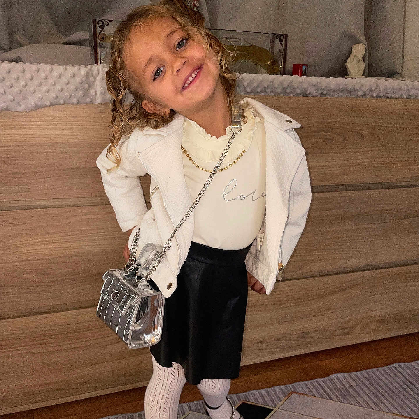 Sheilly participe au concours pour gagner de l'argent avec cette photo : accessories, bag, child, clothing, face, female, footwear, girl, hair, handbag, happy, hardwood, head, jewelry, lady, person, shoe, shorts, smile, wood