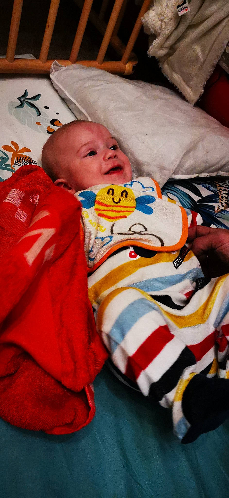 Eliott participe au concours pour gagner de l'argent avec cette photo : baby, baby_products, baby_toddler_clothing, bedding, bedtime, blanket, cheek, child, comfort, human, linens, person, skin, textile, toddler