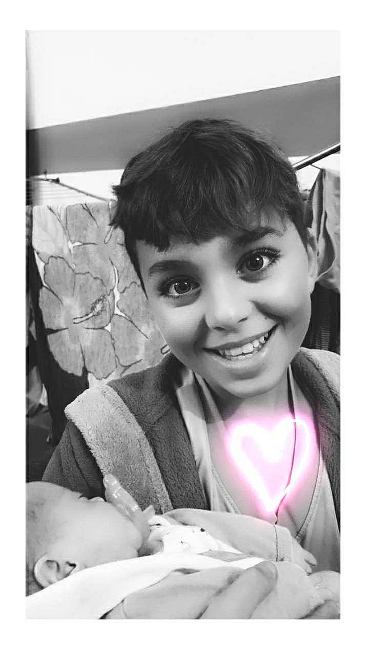 Samy participe au concours pour gagner de l'argent avec cette photo : baby, black, black_and_white, child, eye, eyebrow, face, gesture, happy, iris, joy, laugh, monochrome, monochrome_photography, person, portrait_photography, room, smile, style, toddler