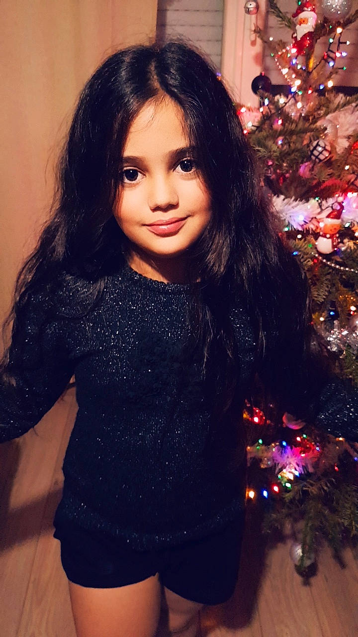 Loane participe au concours pour gagner de l'argent avec cette photo : beauty, black_hair, brown_hair, child_model, fun, girl, human_hair_color, joy, long_hair, model, organ, person, photo_shoot, skin, smile