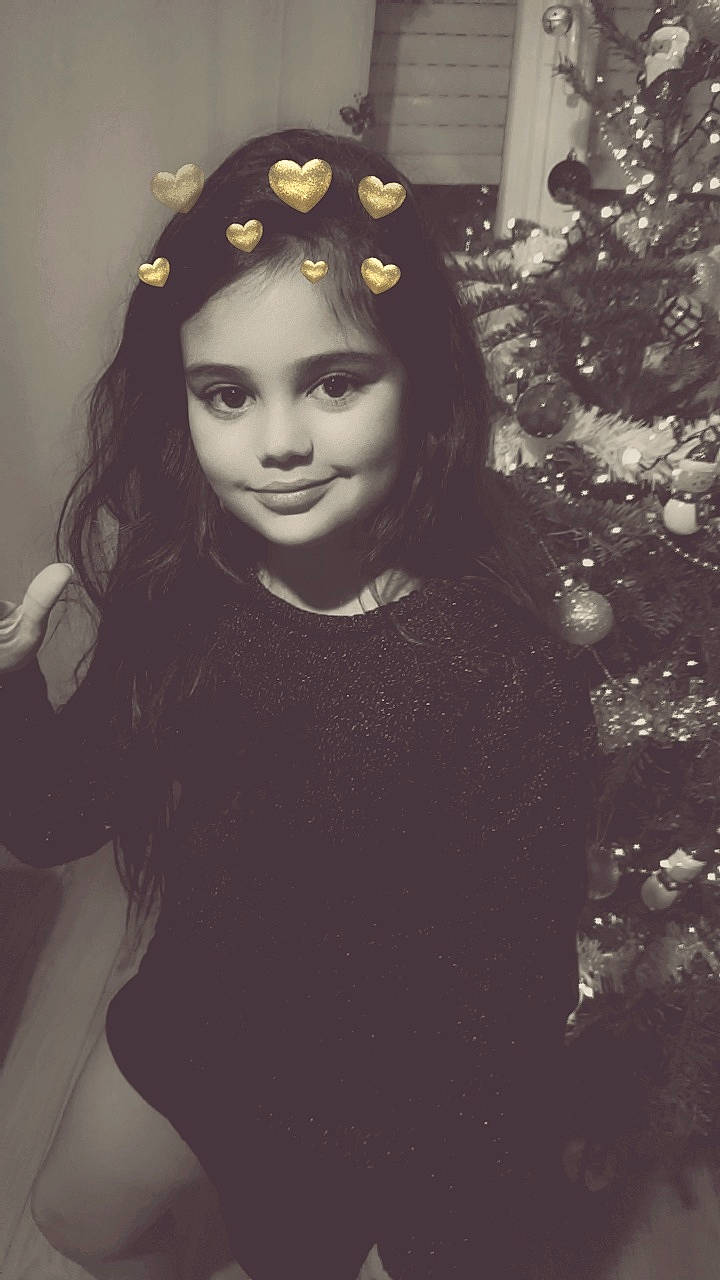 Loane participe au concours pour gagner de l'argent avec cette photo : beauty, black, black_hair, brown_hair, eye, girl, hair_accessory, headgear, human, joy, lady, long_hair, person, photo_shoot, photograph, portrait, retro_style, smile, vintage_clothing