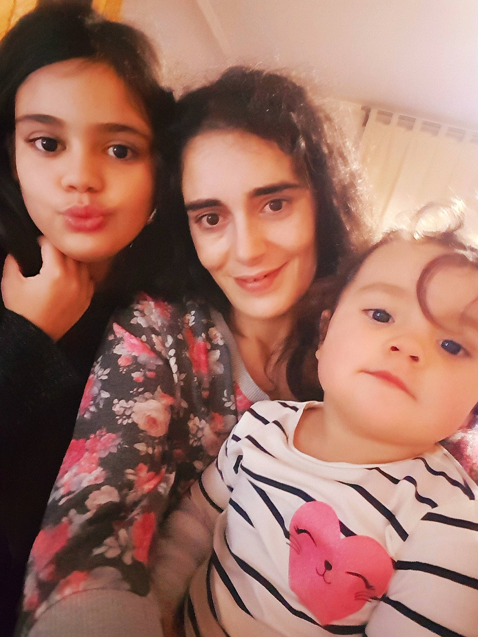 Loane participe au concours pour gagner de l'argent avec cette photo : abdomen, beauty, brown_hair, child, daughter, day, family, friendship, fun, girl, happiness, human_hair_color, iris, joy, mother, people, person, product, sibling, skin