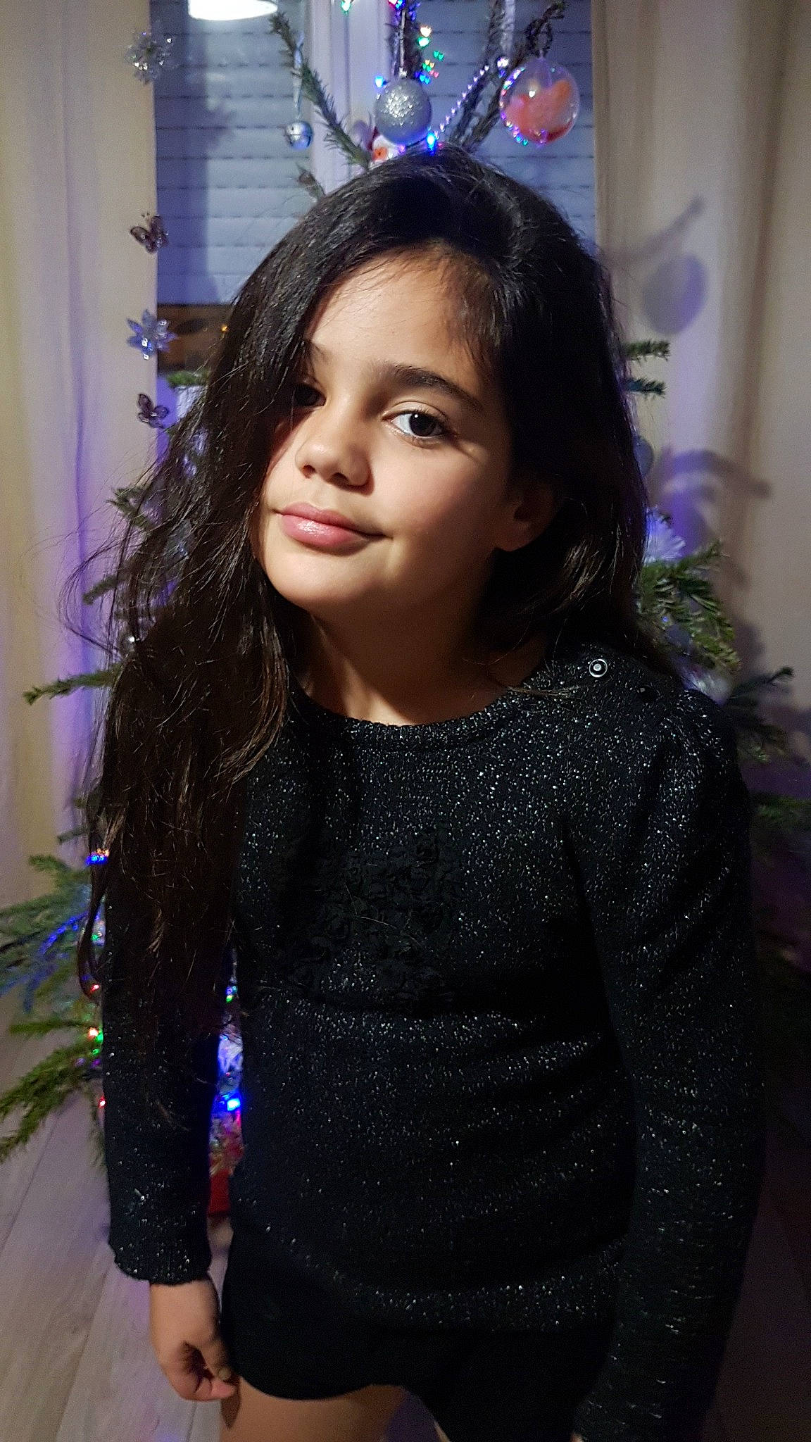 Loane participe au concours pour gagner de l'argent avec cette photo : beauty, black_hair, brown_hair, child, cool, fun, girl, hair, hairstyle, happiness, human, human_hair_color, lady, long_hair, person, purple, shoulder, skin, smile