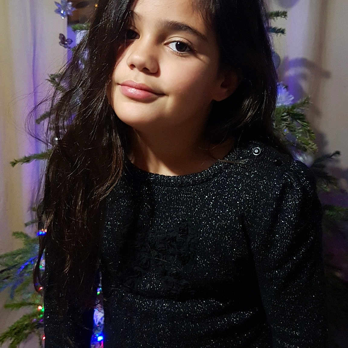 Loane participe au concours pour gagner de l'argent avec cette photo : beauty, black_hair, brown_hair, child, cool, fun, girl, hair, hairstyle, happiness, human, human_hair_color, lady, long_hair, person, purple, shoulder, skin, smile