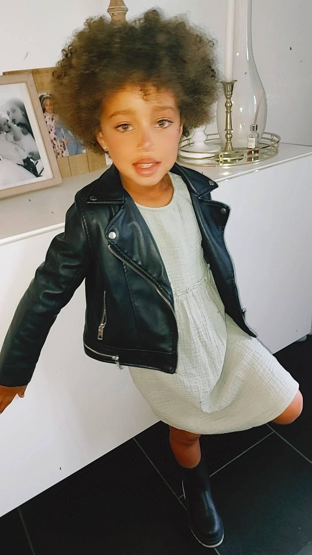 Maissa participe au concours pour gagner de l'argent avec cette photo : black, black_hair, blazer, collar, cool, denim, fashion_design, fashion_model, formal_wear, hair, jacket, leather_jacket, outerwear, overcoat, person, picture_frame, sleeve, street_fashion, thigh, waist