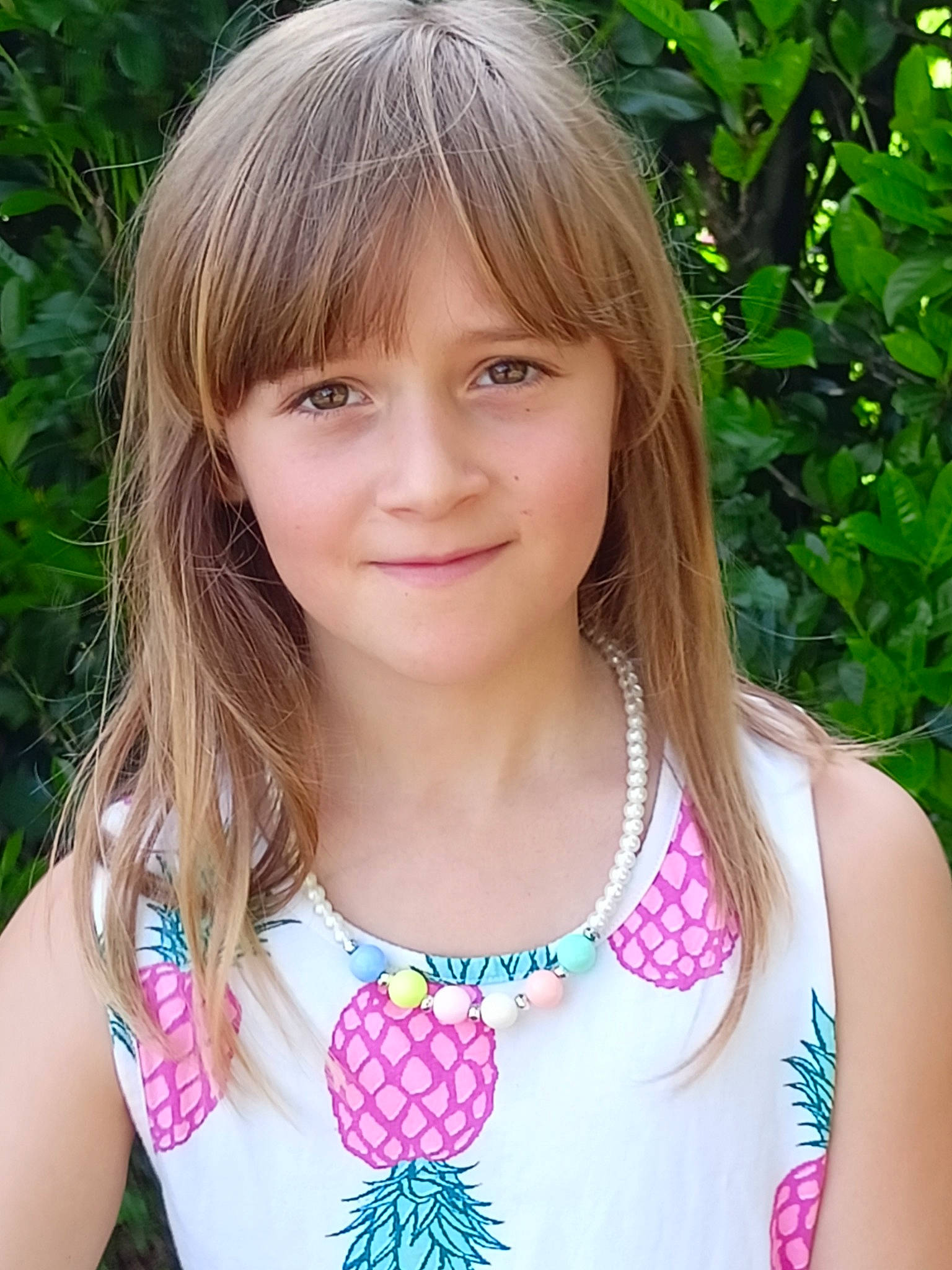 Lila participe au concours pour gagner de l'argent avec cette photo : botany, chin, clothing, eye, eyebrow, eyelash, face, facial_expression, green, hair, hairstyle, iris, jaw, joy, lip, neck, organ, person, shoulder, skin