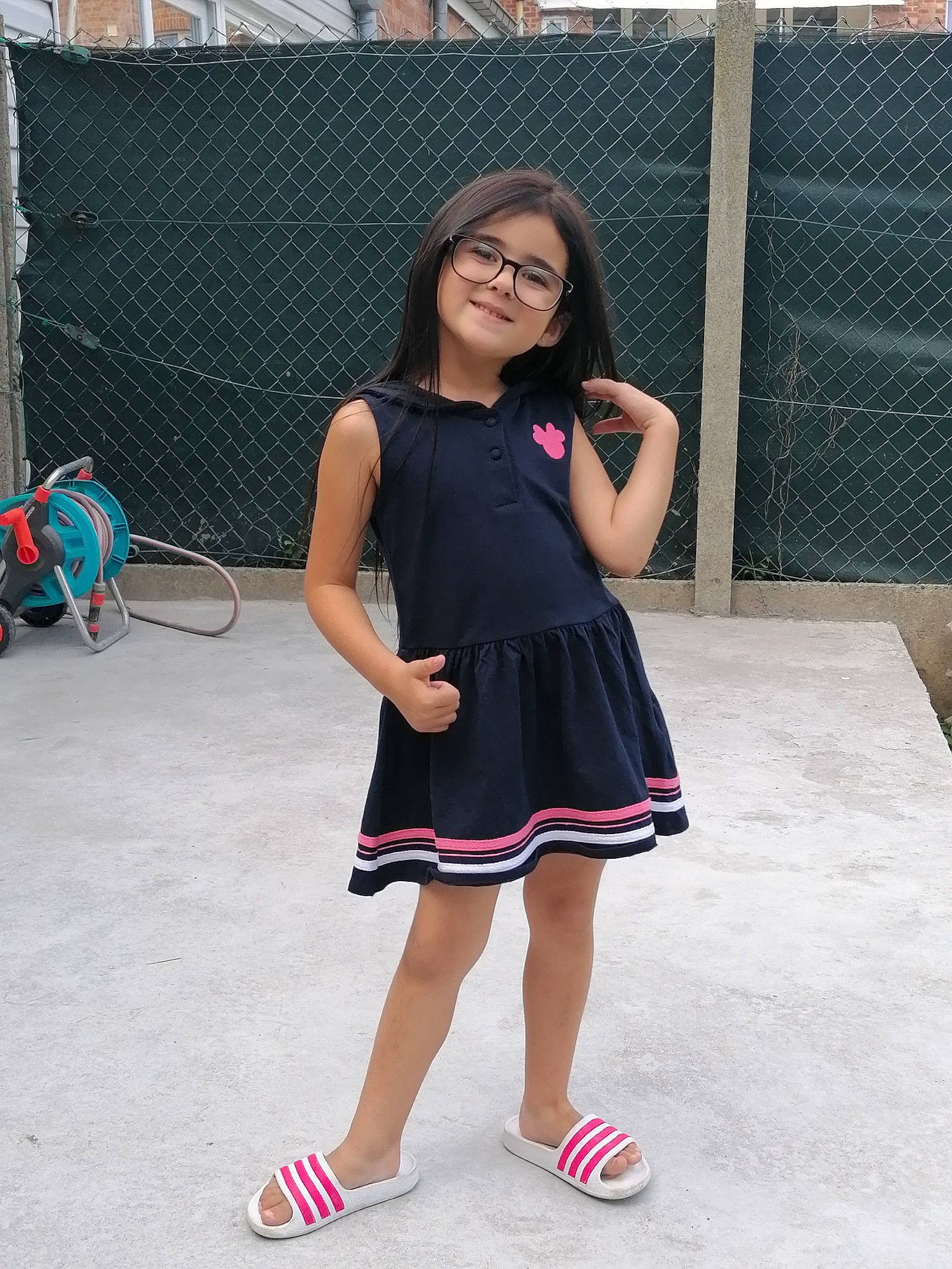 Lina a rejoint le concours — aidez-le/la à gagner de superbes lots ! day_dress, dress, electric_blue, eyewear, fashion_design, glasses, hair, happy, human_leg, joy, knee, leisure, magenta, neck, person, shoulder, sleeve, smile, street_fashion, thigh