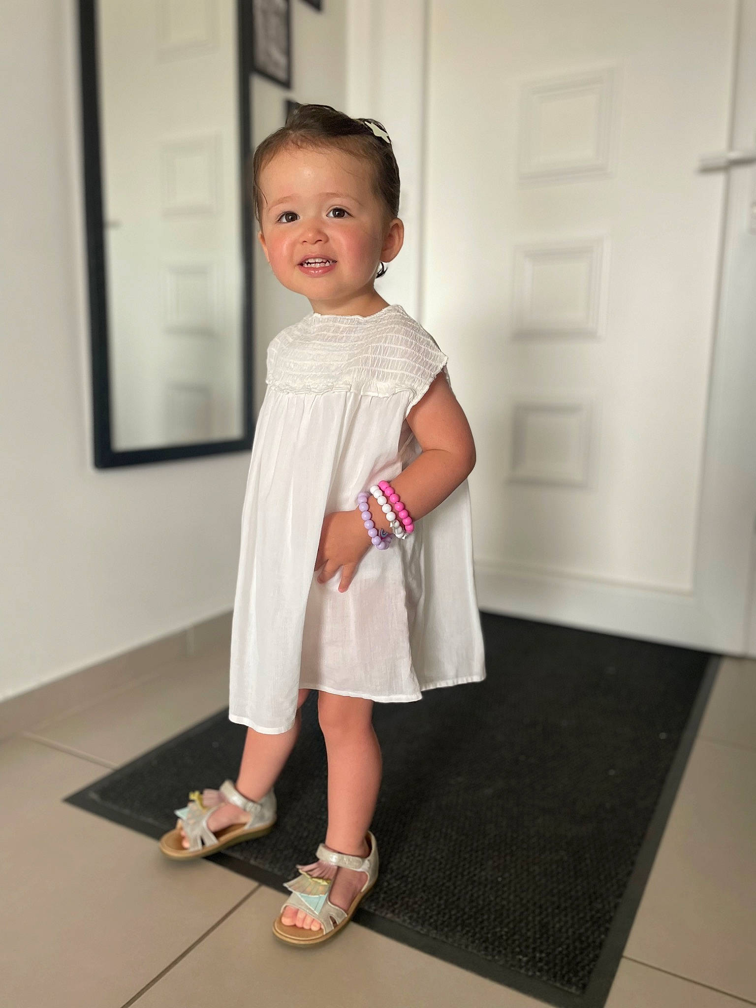 Giùlia a rejoint le concours — aidez-le/la à gagner de superbes lots ! baby_toddler_clothing, calf, day_dress, door, flip_flops, floor, flooring, foot, human_leg, joint, knee, one_piece_garment, pattern, person, shoulder, sleeve, smile, thigh, toddler, waist
