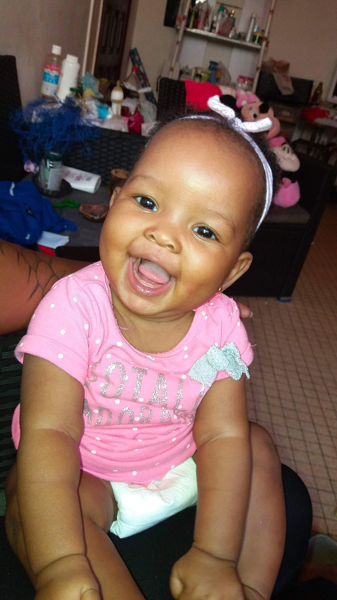 Nana a rejoint le concours — aidez-le/la à gagner de superbes lots ! baby, cheek, child, face, facial_expression, forehead, fun, happy, head, lip, mouth, nose, person, pink, sitting, skin, smile, toddler