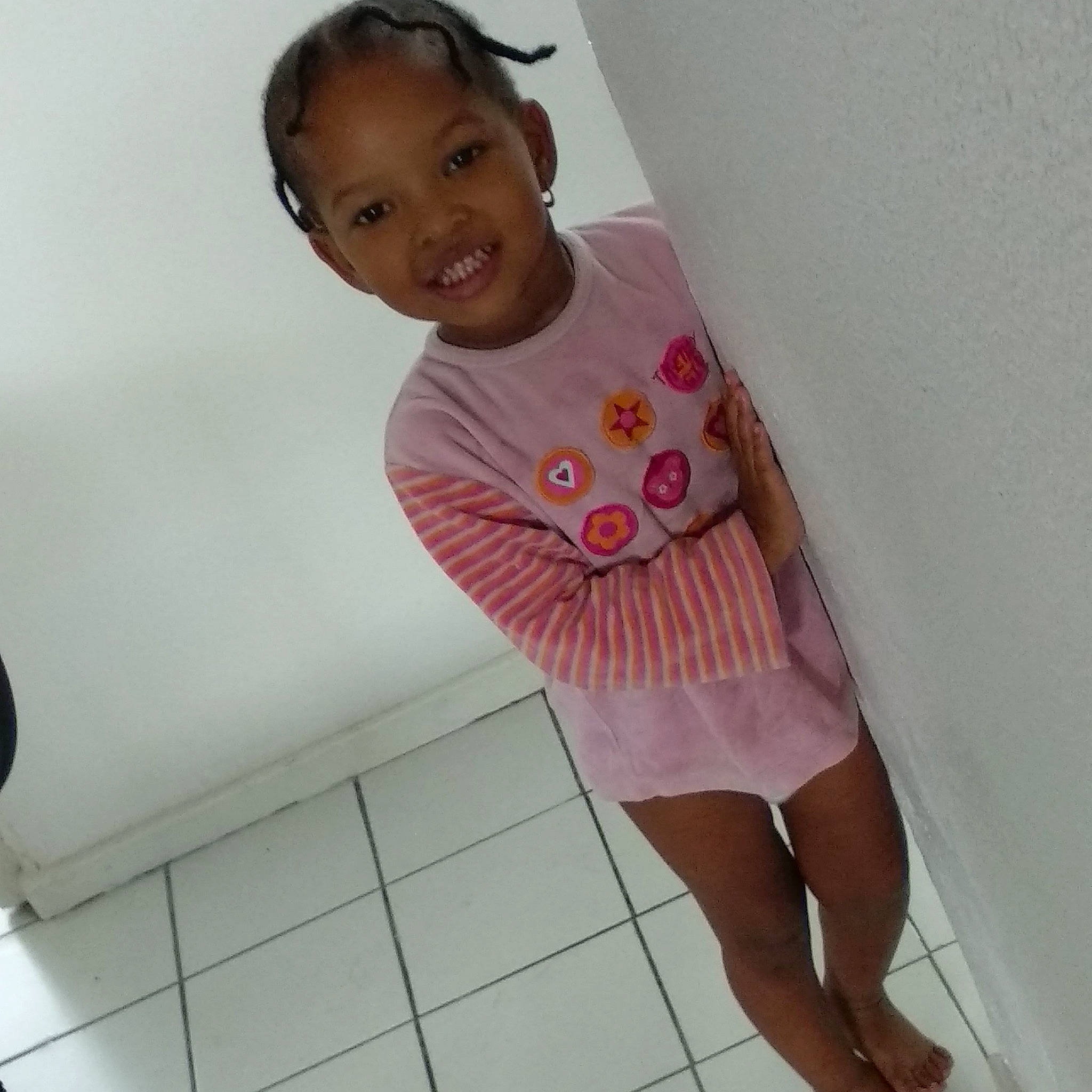 Laïana a rejoint le concours — aidez-le/la à gagner de superbes lots ! child, floor, head, joy, leg, person, pink, room, skin, smile, toddler