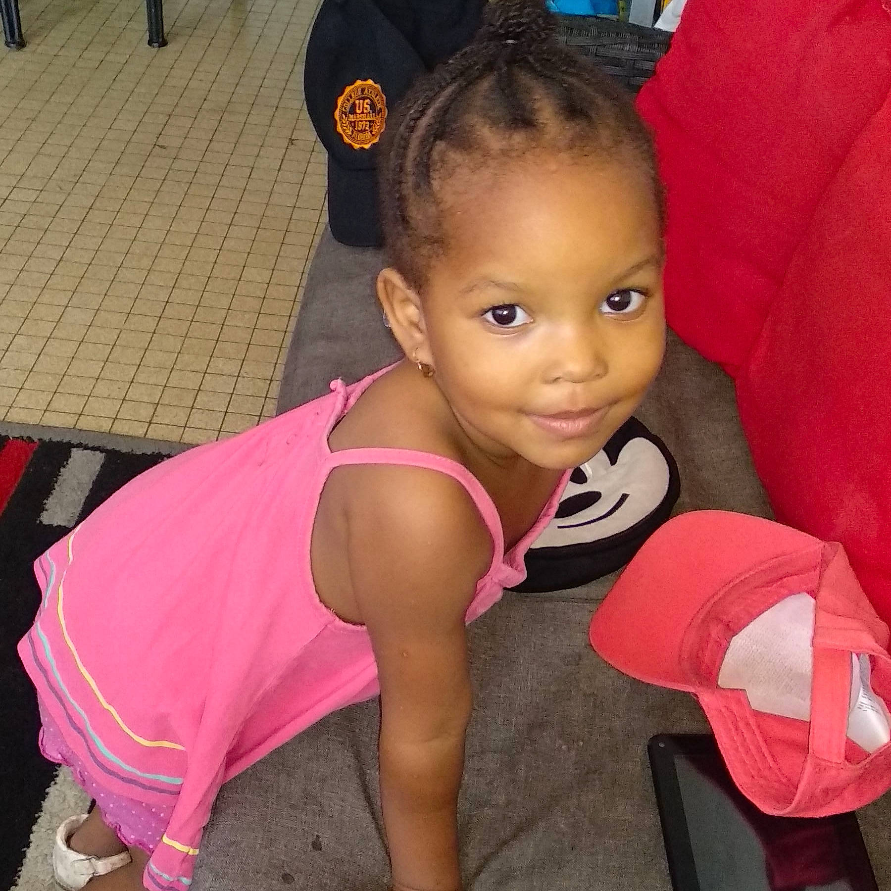 Laïana a rejoint le concours — aidez-le/la à gagner de superbes lots ! black_hair, child, ear, hair, hairstyle, long_hair, person, pink, toddler