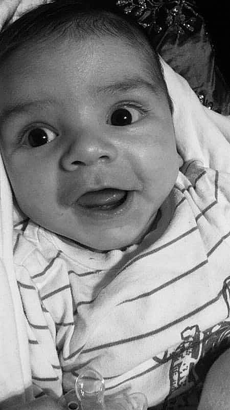 Riyad participe au concours pour gagner de l'argent avec cette photo : baby, baby_laughing, black_and_white, cheek, child, chin, eye, face, facial_expression, forehead, head, laugh, lip, monochrome, mouth, nose, person, portrait, skin, smile