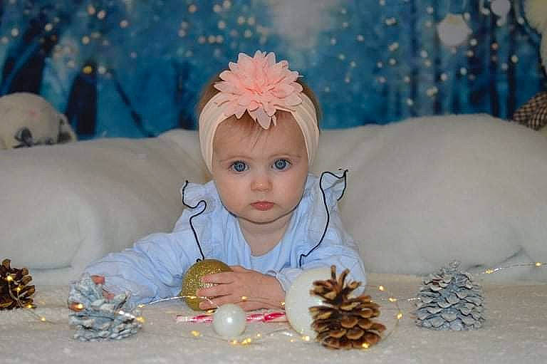 Lyanna a rejoint le concours — aidez-le/la à gagner de superbes lots ! baby, baby_toddler_clothing, beauty, cap, child, christmas_decoration, christmas_ornament, costume_hat, event, fashion_accessory, finger, fun, happy, hat, headband, headpiece, headwear, jewellery, nail, ornament