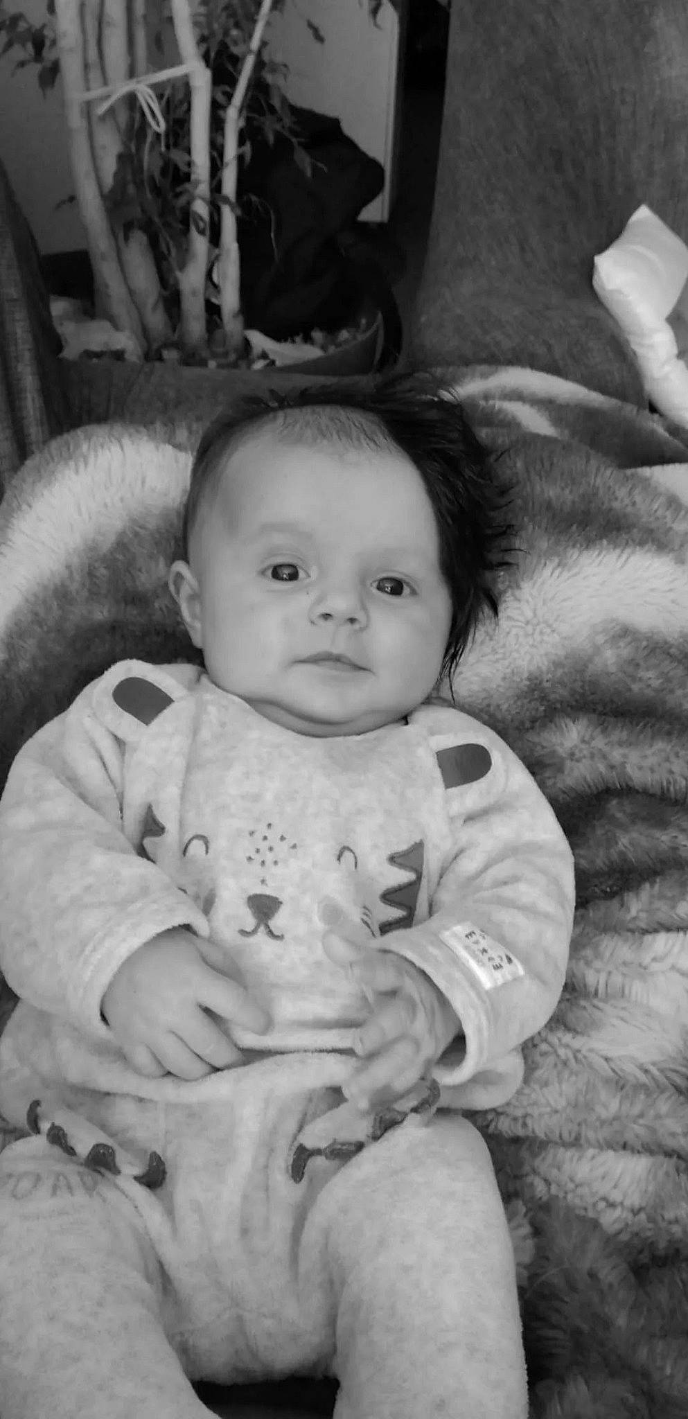 Zelia participe au concours pour gagner de l'argent avec cette photo : black, black_and_white, cheek, comfort, eye, eyebrow, facial_expression, head, human, human_body, iris, lip, mouth, nose, person, photograph, skin, sleeve, smile, standing