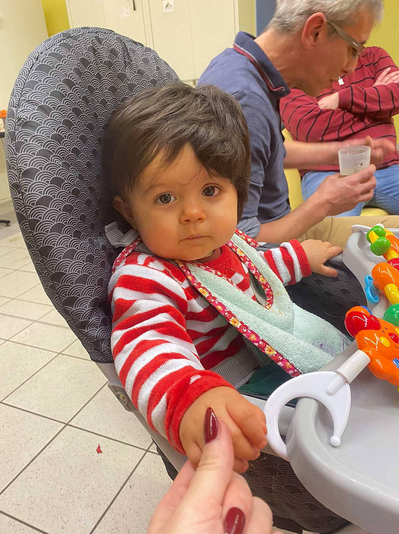 Zelia a rejoint le concours — aidez-le/la à gagner de superbes lots ! baby, carmine, child, fun, happy, head, lap, leisure, person, play, recreation, sharing, sitting, toddler, tourism, toy, travel, vacation