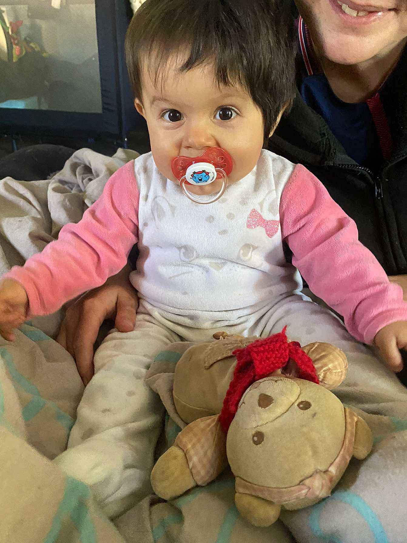 Zelia participe au concours pour gagner de l'argent avec cette photo : baby, baby_toddler_clothing, cheek, child, comfort, face, facial_expression, fun, happy, mammal, mouth, nose, organ, people, person, skin, sleeve, television, television_set, toddler