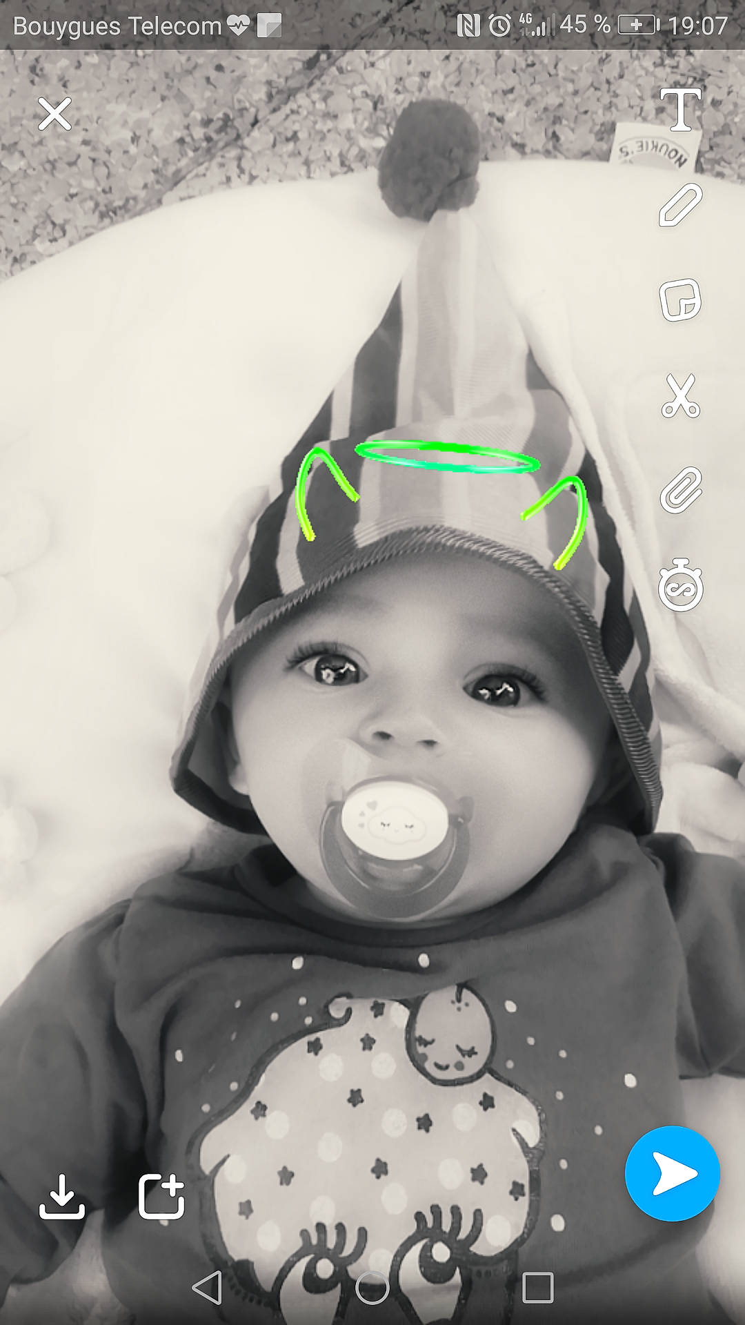 Mélyana participe au concours pour gagner de l'argent avec cette photo : baby, black_and_white, child, party_hat, person, photography, smile, toddler