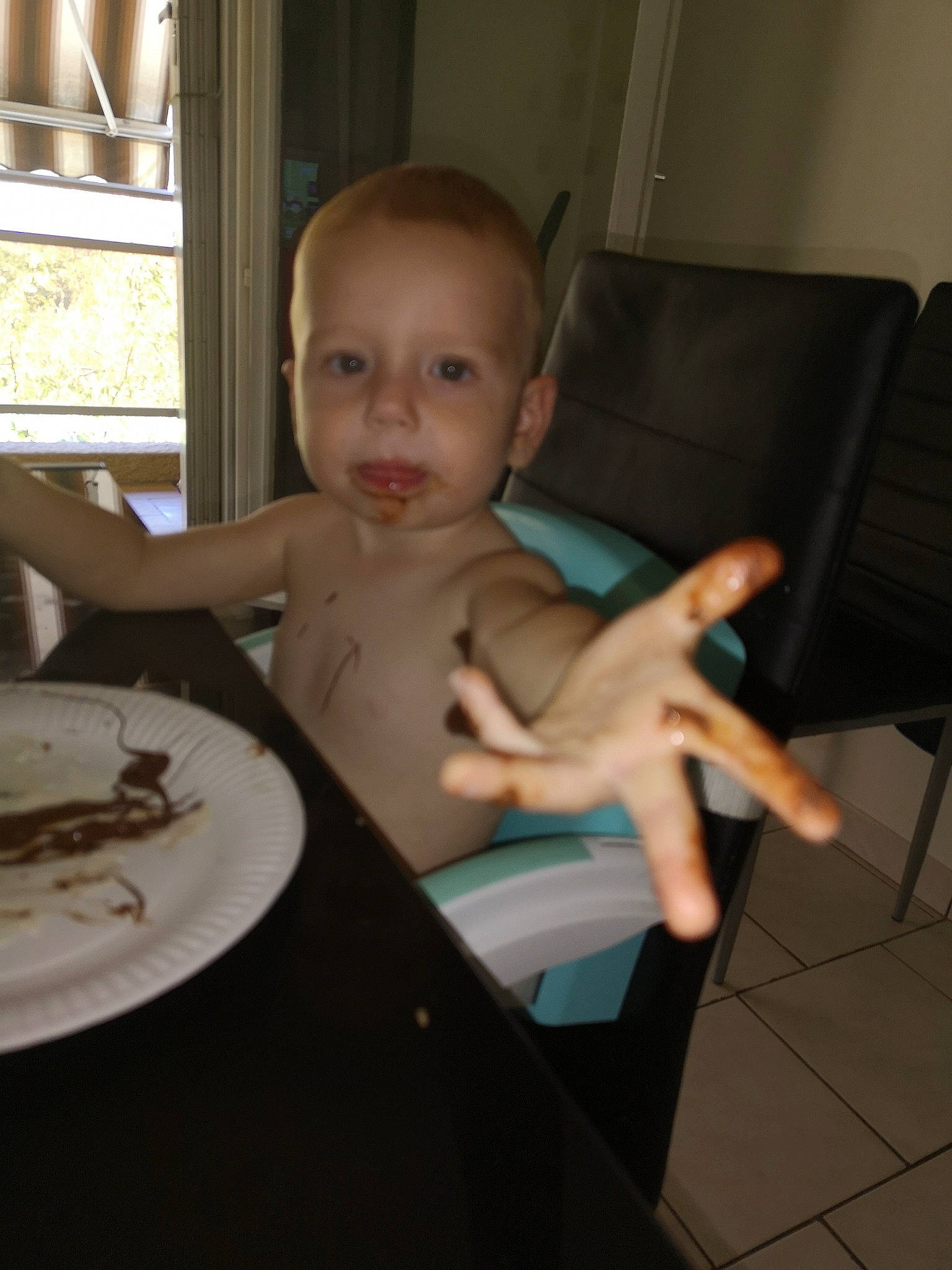 Tyron a rejoint le concours — aidez-le/la à gagner de superbes lots ! baby, barechested, chest, child, dishware, flooring, fork, fun, person, plate, platter, room, serveware, sitting, table, tableware, thigh, thumb, toddler, trunk