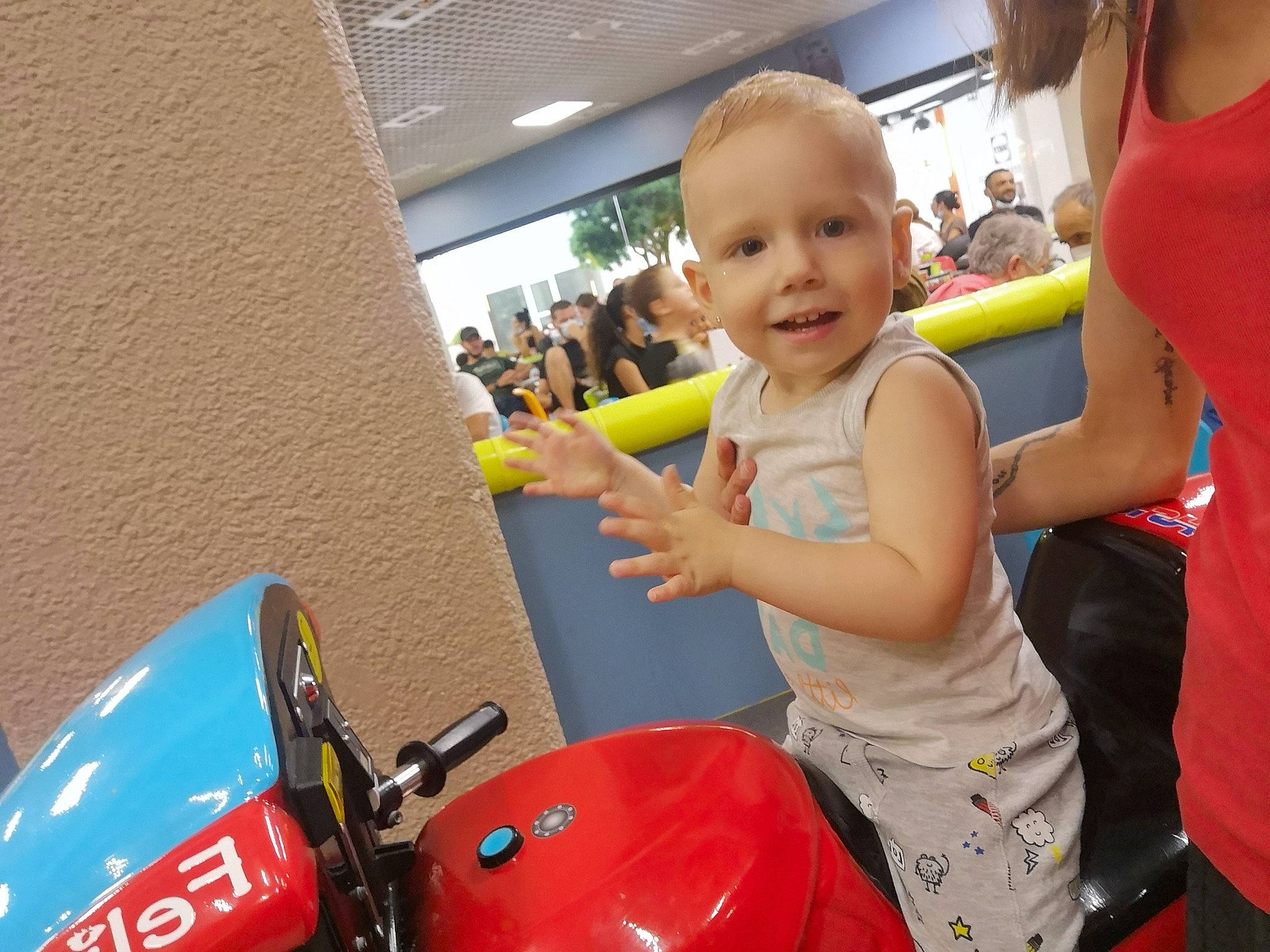 Tyron a rejoint le concours — aidez-le/la à gagner de superbes lots ! automotive_exterior, baby, blurred, chair, child, event, fun, happy, joy, leisure, logo, motor_vehicle, person, personal_protective_equipment, photograph, photography, product, recreation, shorts, smile