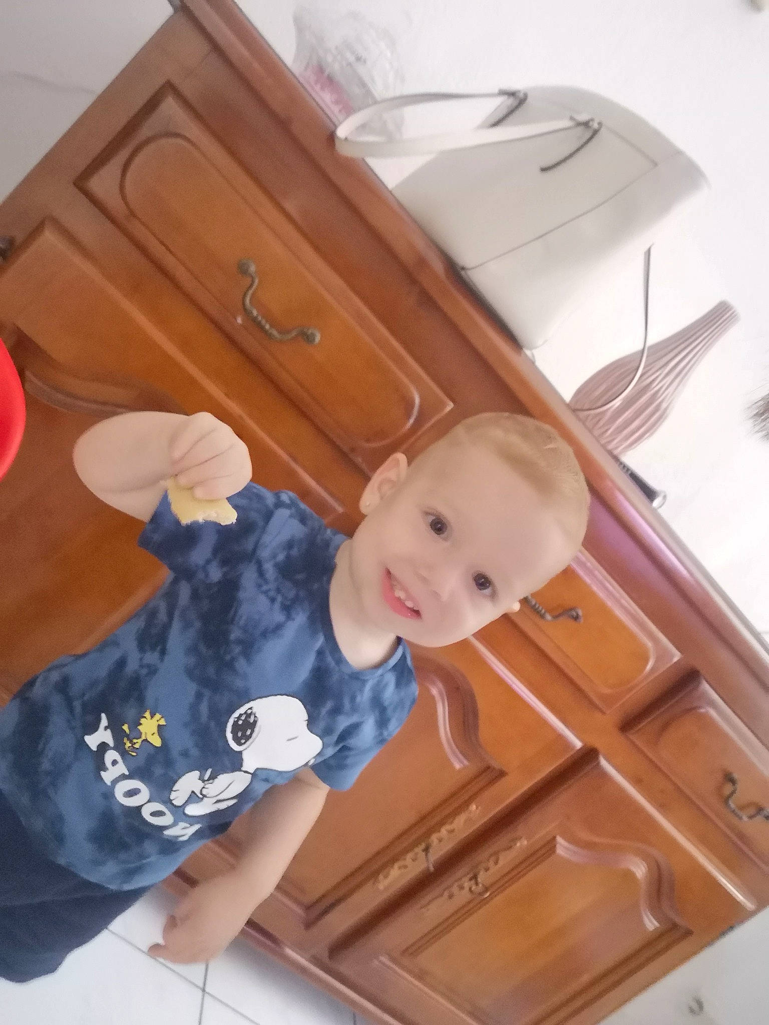 Tyron a rejoint le concours — aidez-le/la à gagner de superbes lots ! baby, baby_toddler_clothing, cabinetry, chest_of_drawers, child, comfort, cupboard, drawer, floor, flooring, hardwood, joy, kitchen, person, sleeve, smile, t_shirt, table, tableware, toddler