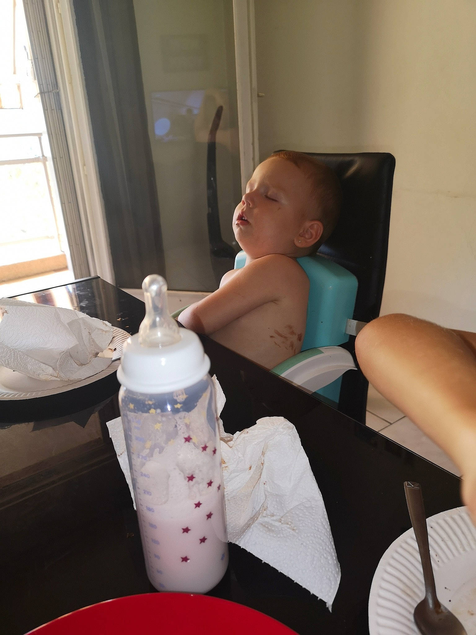 Tyron a rejoint le concours — aidez-le/la à gagner de superbes lots ! baby, baby_products, child, comfort, curtain, drinkware, flooring, household_supply, human_leg, knee, person, plastic, plastic_bottle, room, sitting, table, textile, thigh, toddler, water_bottle