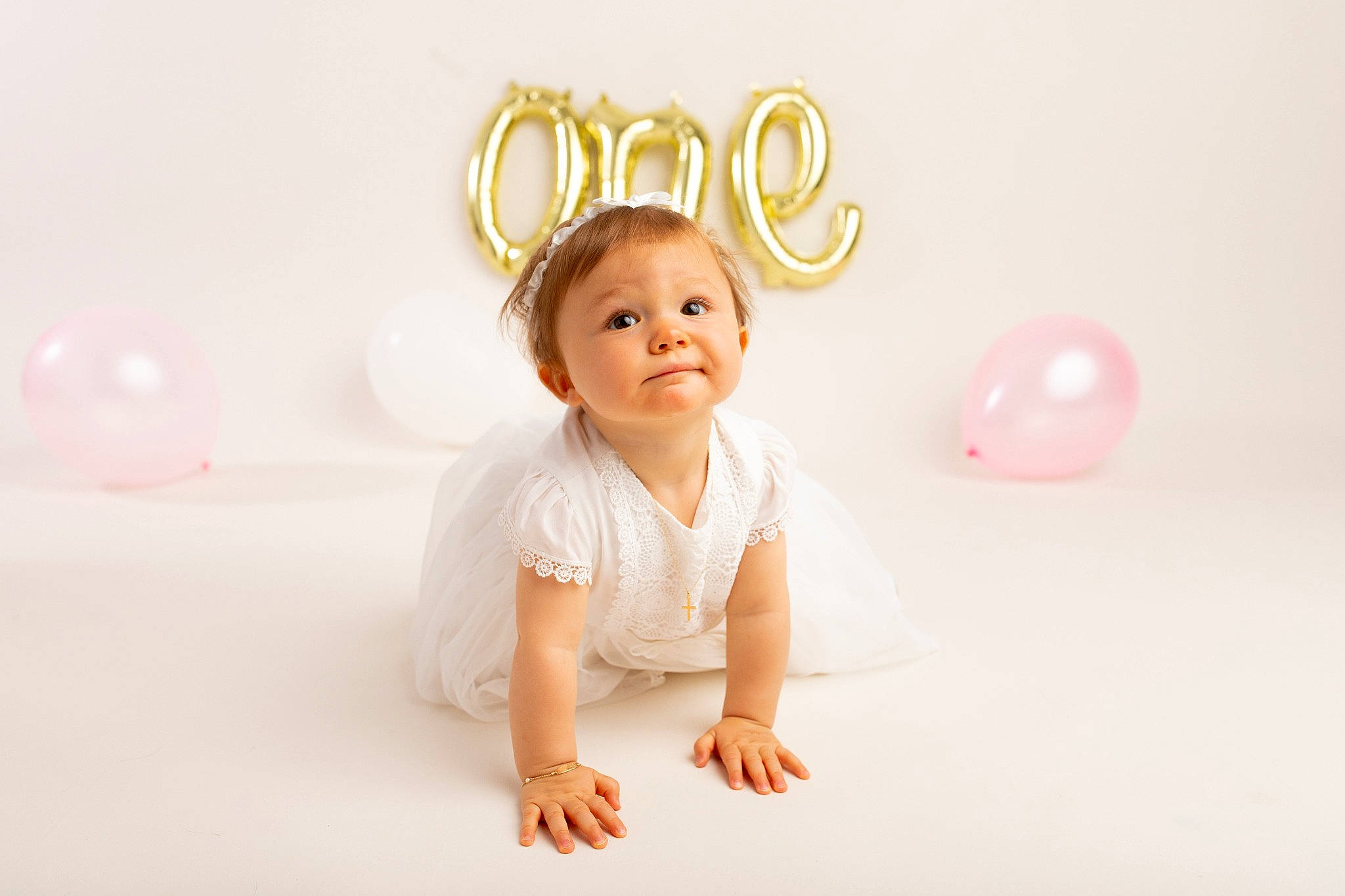Capucine a rejoint le concours — aidez-le/la à gagner de superbes lots ! baby, child, child_model, ear, fashion_accessory, hair_accessory, happy, headgear, headpiece, person, photo_shoot, photograph, photography, pink, product, sitting, skin, smile, toddler, white