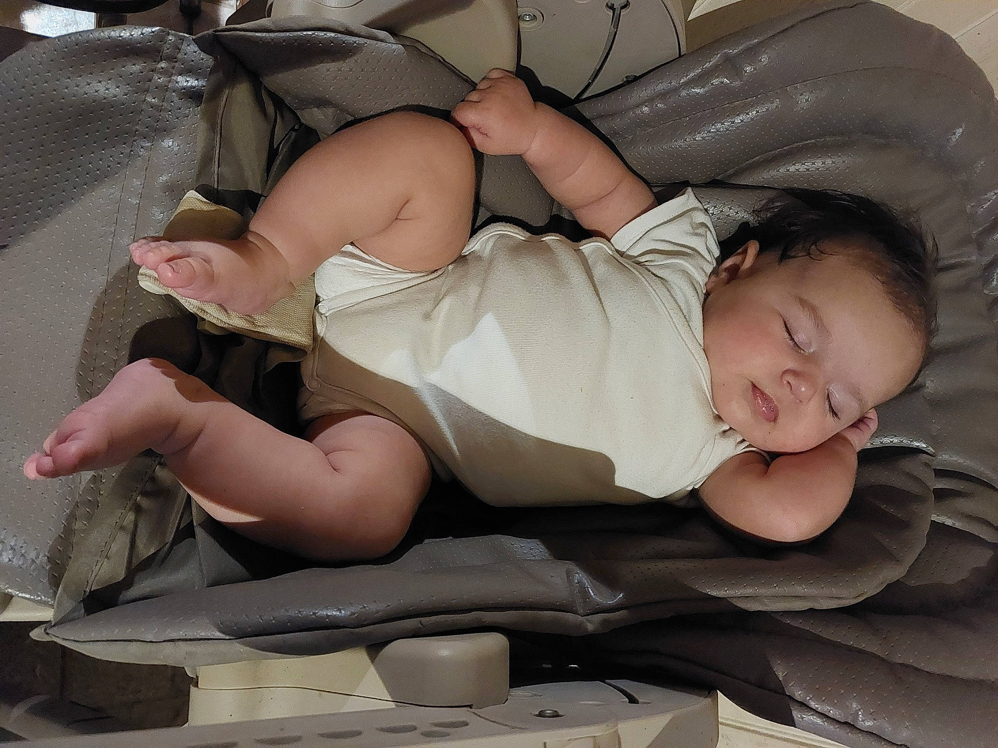 Thea a rejoint le concours — aidez-le/la à gagner de superbes lots ! baby, baby_products, baby_toddler_clothing, child, comfort, elbow, finger, hand, hat, human_leg, knee, lap, nap, pattern, person, room, sitting, sleep, thigh, toddler