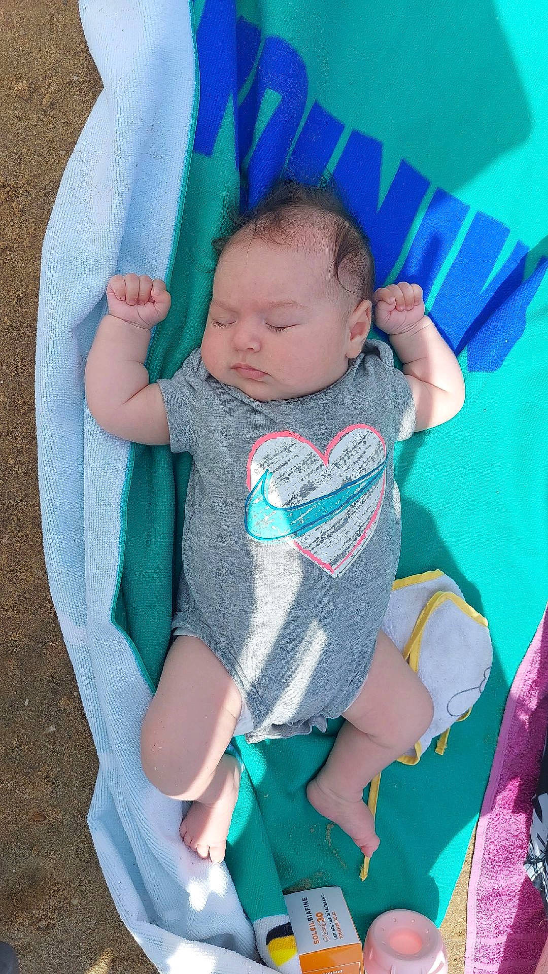 Thea a rejoint le concours — aidez-le/la à gagner de superbes lots ! aqua, azure, baby, baby_products, baby_toddler_clothing, blue, child, comfort, cool, electric_blue, grass, green, hand, linens, pattern, person, product, sitting, skin, sleeve