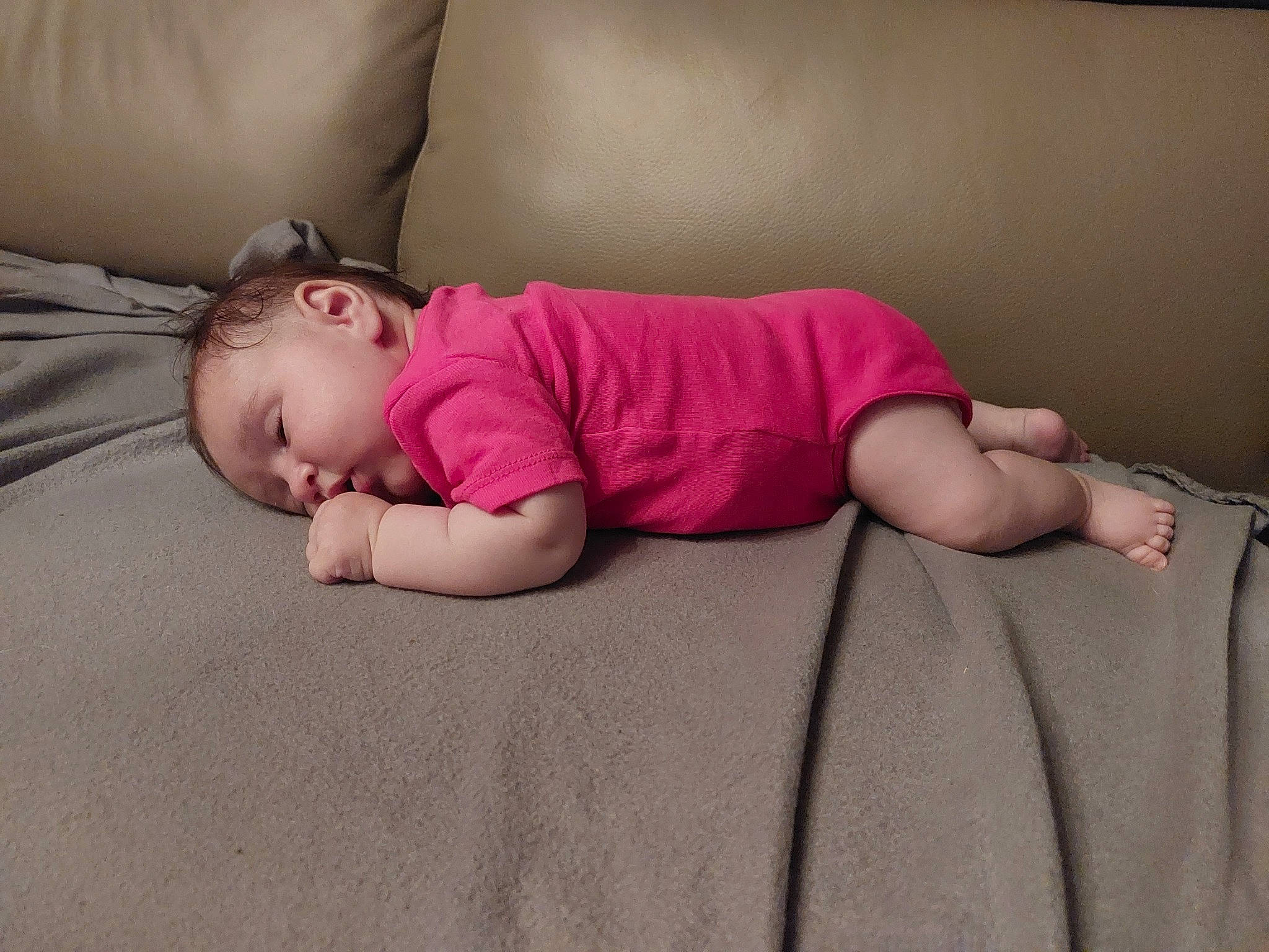 Thea a rejoint le concours — aidez-le/la à gagner de superbes lots ! baby, baby_toddler_clothing, cheek, child, comfort, flash_photography, floor, flooring, foot, human_body, human_leg, knee, linens, magenta, person, sitting, skin, sleeve, sock, t_shirt