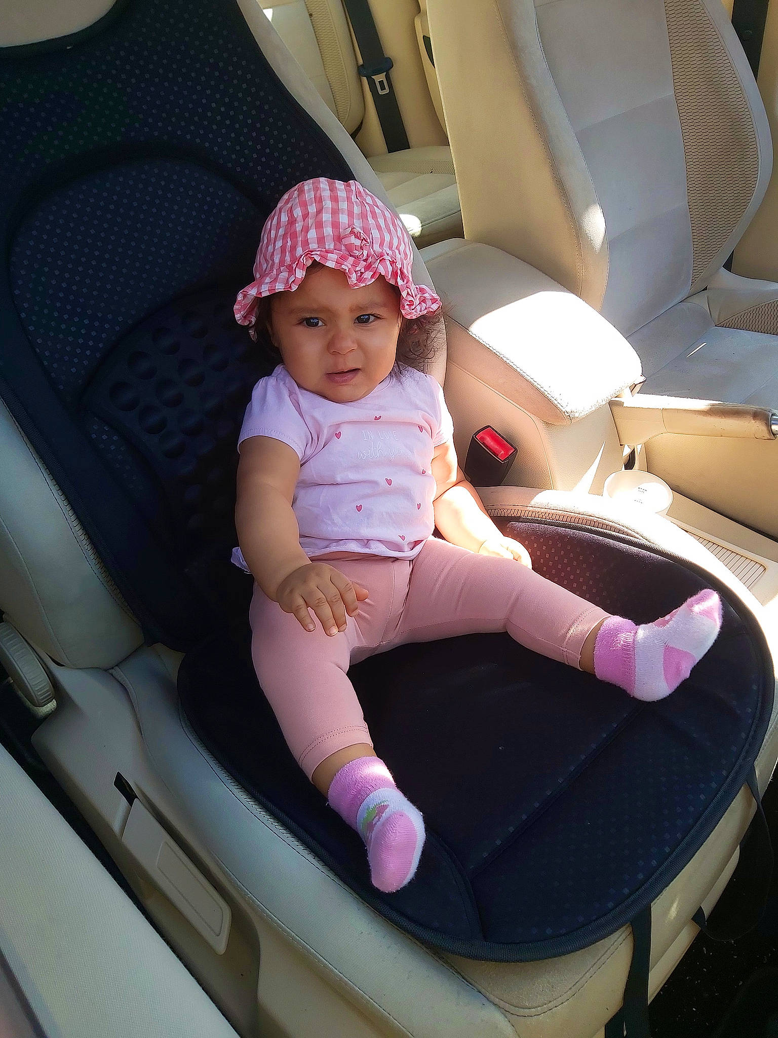 Shérine a rejoint le concours — aidez-le/la à gagner de superbes lots ! auto_part, automotive_design, baby, baby_toddler_clothing, beauty, car_seat, car_seat_cover, child, comfort, headwear, human_body, human_leg, knee, lap, leg, person, pink, product, sneakers, thigh