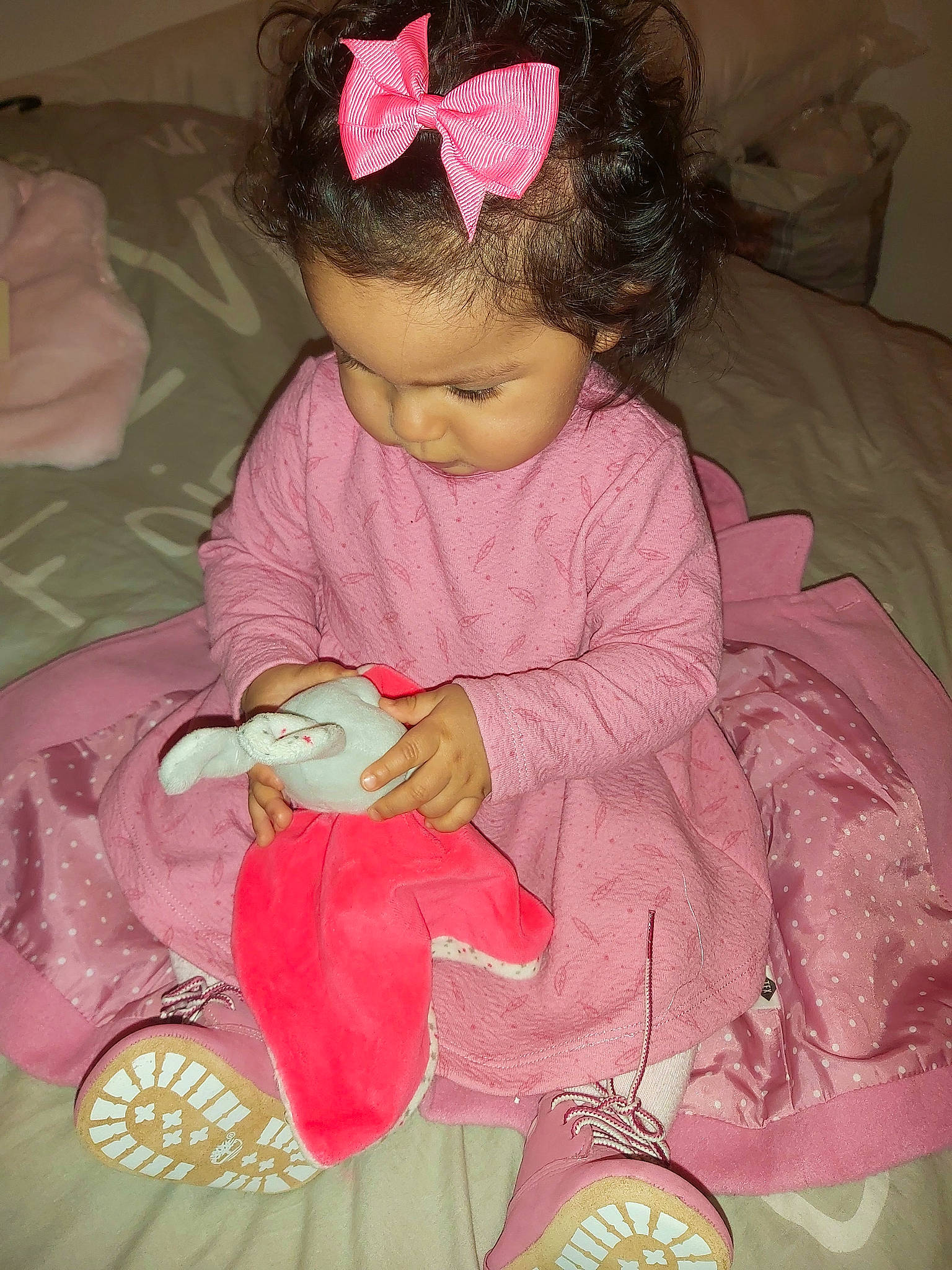 Shérine participe au concours pour gagner de l'argent avec cette photo : baby, baby_products, baby_toddler_clothing, cheek, child, dress, event, eye, head, headband, headpiece, magenta, pattern, person, pink, sitting, skin, sleeve, textile, toddler