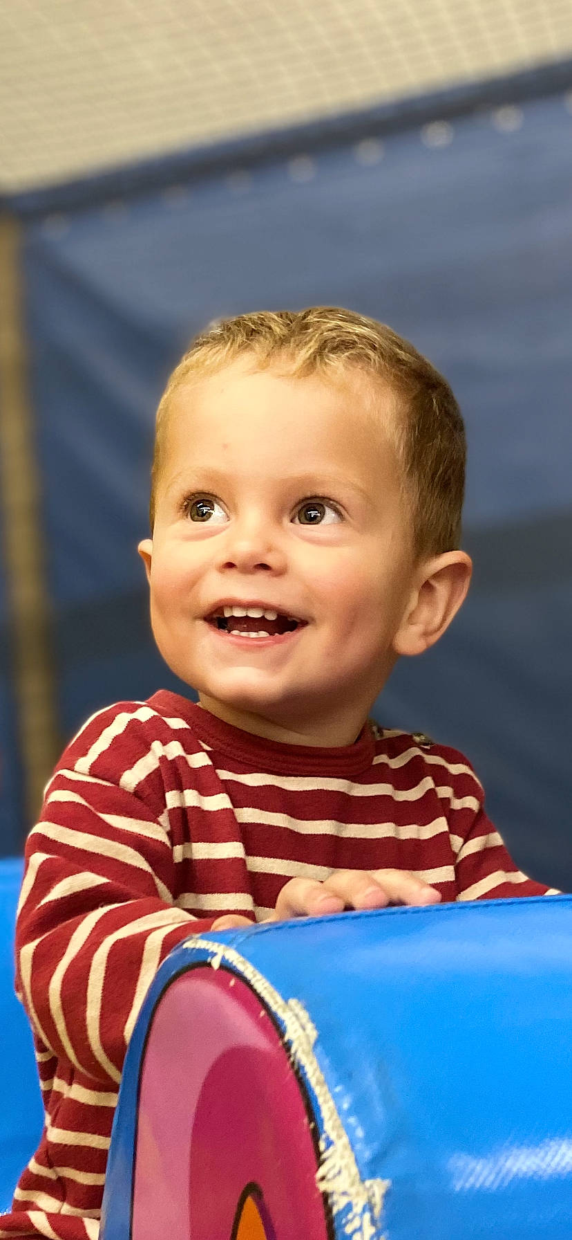 Nyno a rejoint le concours — aidez-le/la à gagner de superbes lots ! baby, baby_toddler_clothing, cheek, child, chin, eye, face, fun, hairstyle, happy, head, human_body, joy, nose, organ, person, skin, sleeve, smile, standing