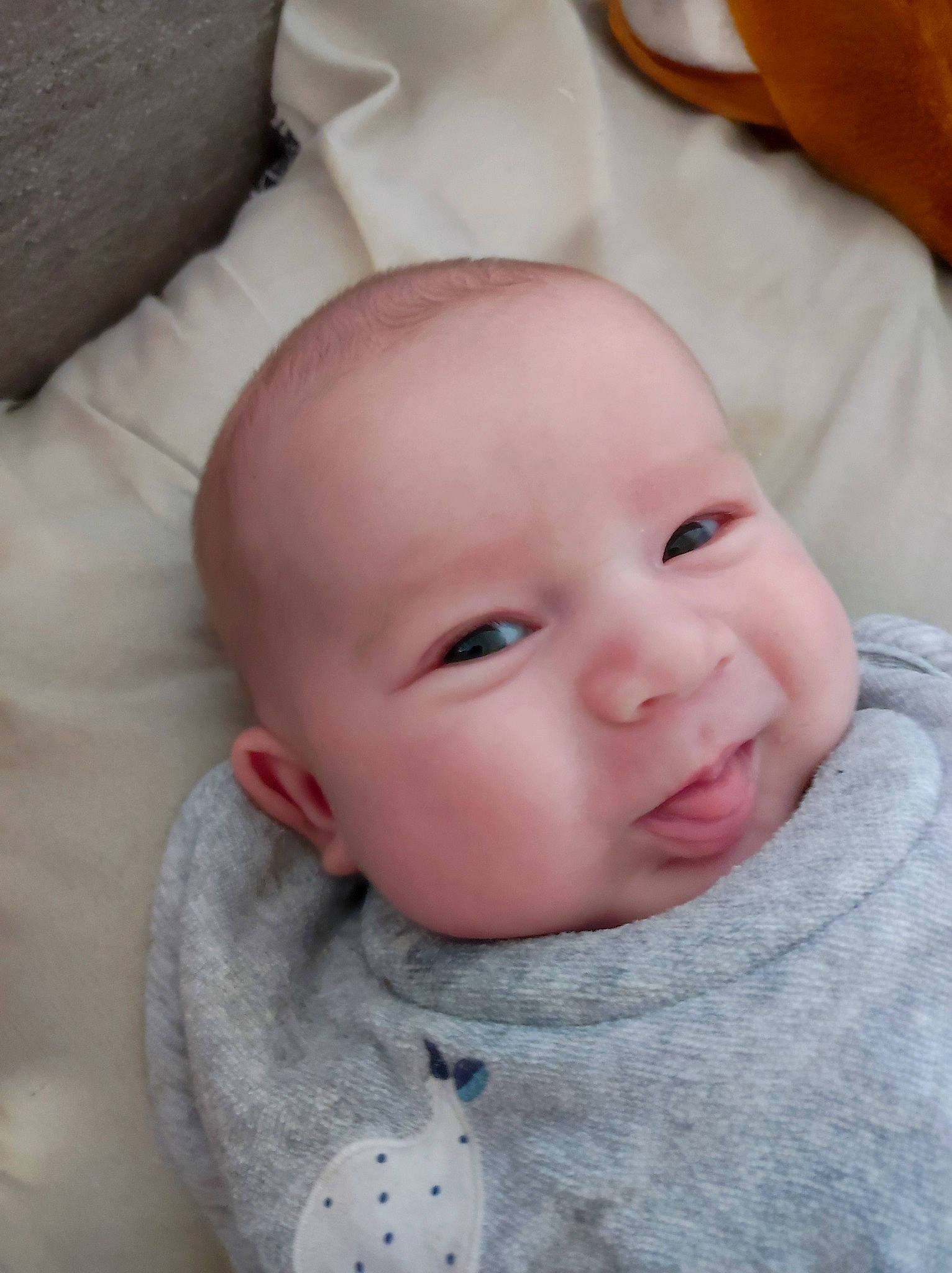 Jonas participe au concours pour gagner de l'argent avec cette photo : baby, baby_toddler_clothing, cheek, child, chin, collar, comfort, eyelash, happy, linens, lip, nose, pattern, person, pink, portrait_photography, skin, sleeve, smile, toddler