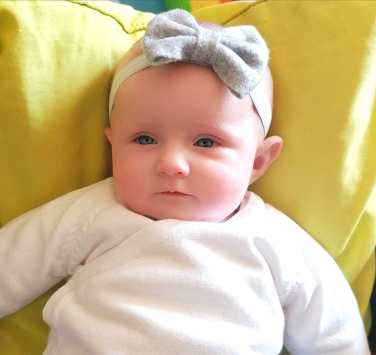 Lilly participe au concours pour gagner de l'argent avec cette photo : baby, baby_products, baby_sleeping, baby_toddler_clothing, bedding, cheek, chin, collar, comfort, eyebrow, eyelash, face, fashion_accessory, happy, linens, lip, neck, person, sleeve, smile