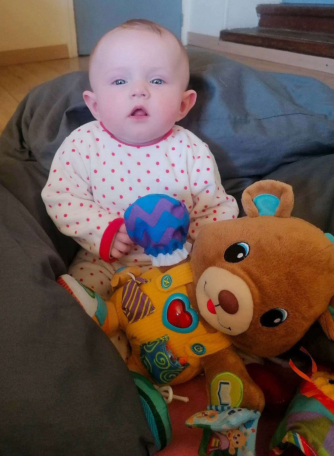 Lilly a rejoint le concours — aidez-le/la à gagner de superbes lots ! baby, baby_products, baby_toddler_clothing, baby_toys, cheek, child, comfort, couch, fun, happy, mammal, pattern, person, plush, room, skin, stuffed_toy, teddy_bear, textile, toddler