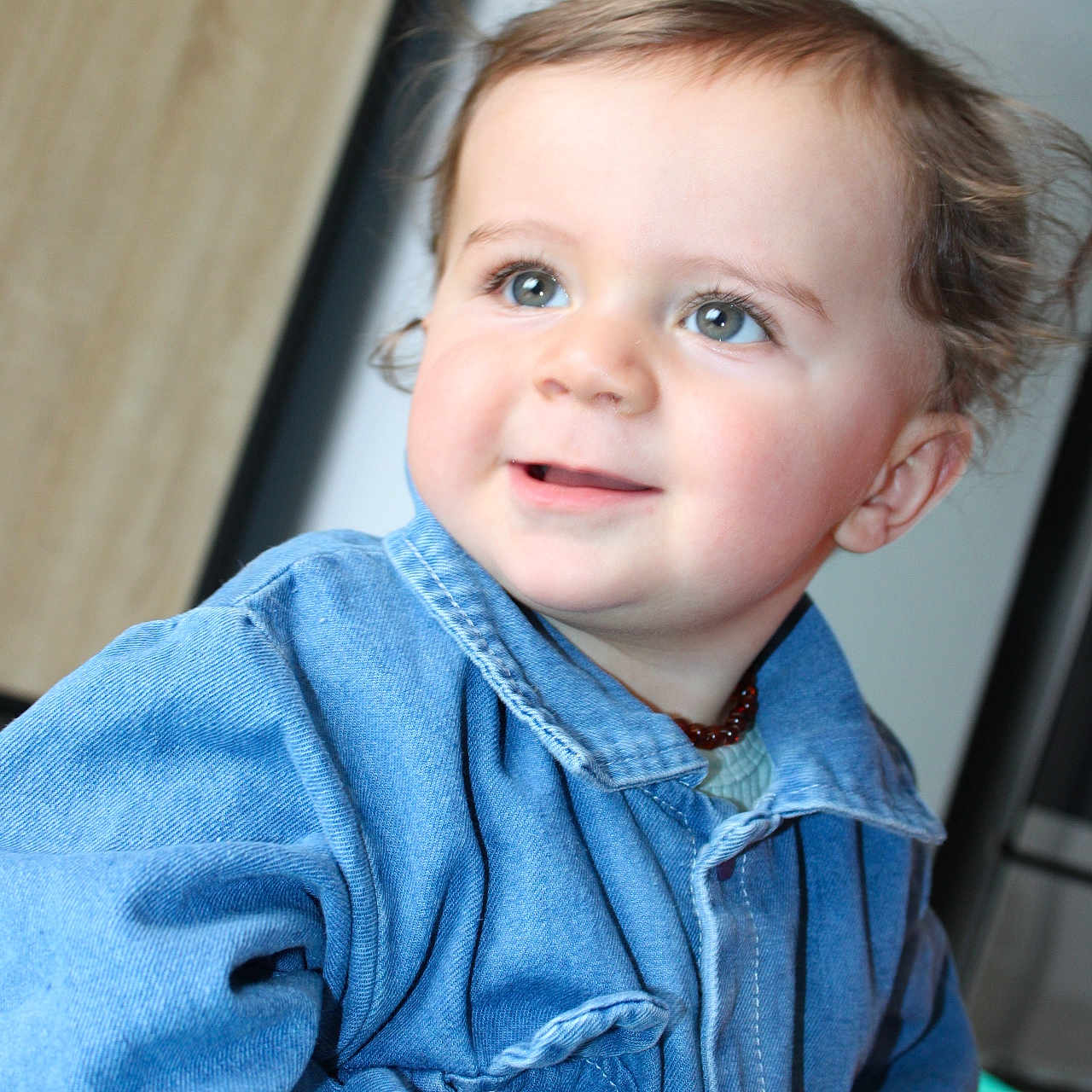 Ange a rejoint le concours — aidez-le/la à gagner de superbes lots ! baby, blue_jacket, candid, casual_clothing, child, curly_hair, cute, denim_jacket, face, happy, home, indoor, light_skin, long_sleeves, looking_away, person, portrait, smiling, toddler, young_child