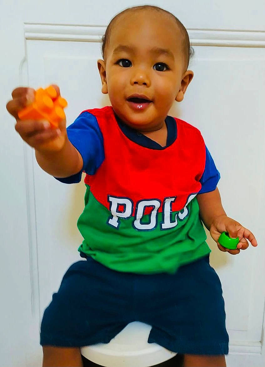 William participe au concours pour gagner de l'argent avec cette photo : arm, baby_toddler_clothing, elbow, finger, gesture, hand, happy, human_body, joint, muscle, neck, person, shorts, shoulder, sleeve, sportswear, t_shirt, thigh, thumb, toddler