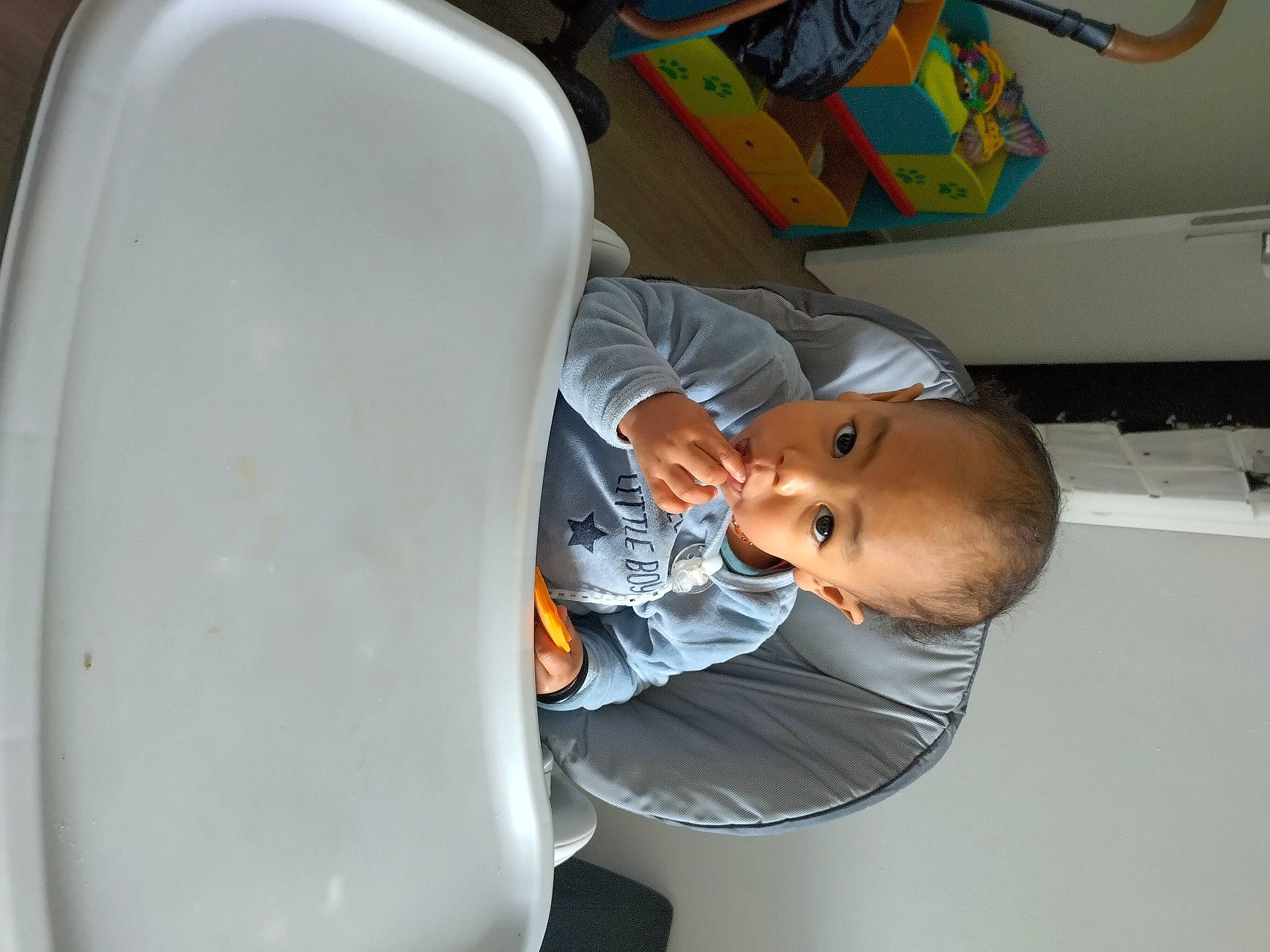 William participe au concours pour gagner de l'argent avec cette photo : baby, baby_products, baby_safety, chair, child, comfort, fun, gas, hat, person, plastic, room, sitting, toddler