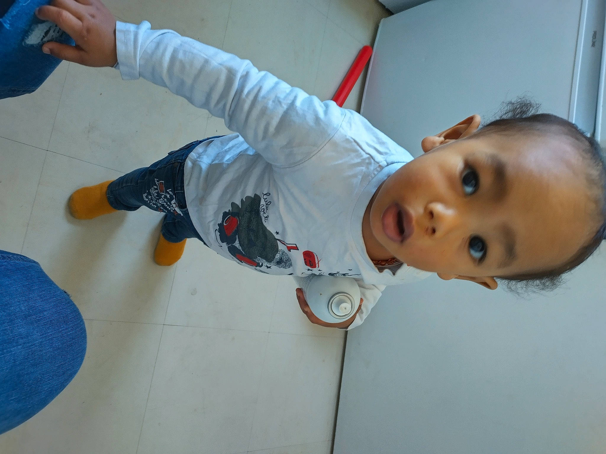 William a rejoint le concours — aidez-le/la à gagner de superbes lots ! baby, baby_toddler_clothing, cheek, child, comfort, elbow, floor, flooring, fun, happy, human_leg, joint, knee, leisure, person, play, room, skin, sleeve, sock