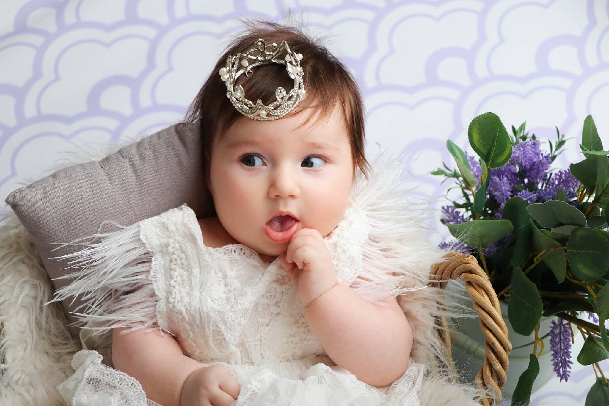 Lilia a rejoint le concours — aidez-le/la à gagner de superbes lots ! arm, bridal_accessory, dress, embellishment, eye, eyelash, flash_photography, flower, happy, headband, headgear, headpiece, iris, jewellery, person, petal, pink, plant, skin, surprise