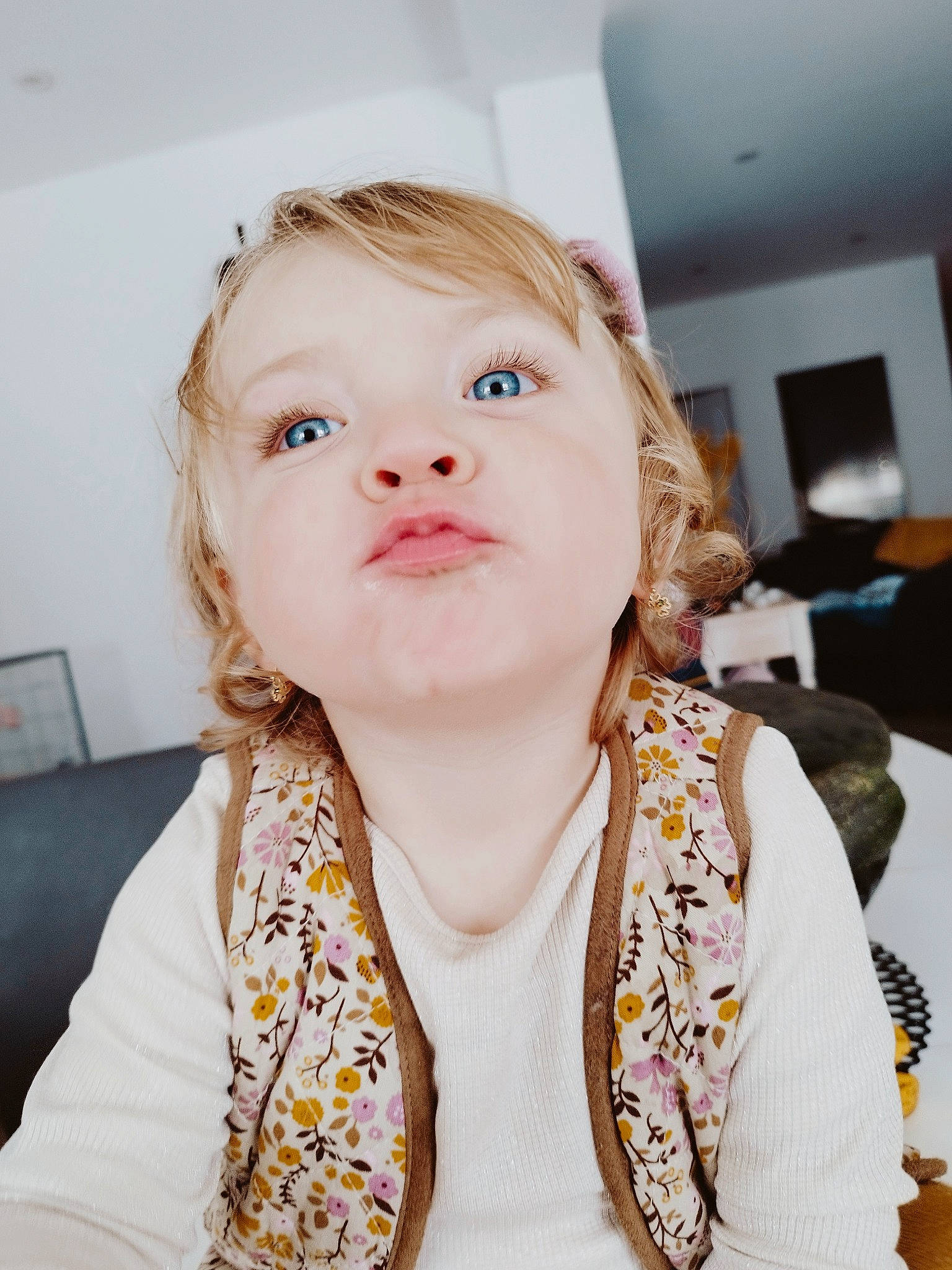 Nëlia a rejoint le concours — aidez-le/la à gagner de superbes lots ! baby, baby_toddler_clothing, blond, chair, cheek, child, collar, dress, ear, event, eyelash, fashion_accessory, fun, happy, jewellery, lip, neck, person, sleeve, t_shirt