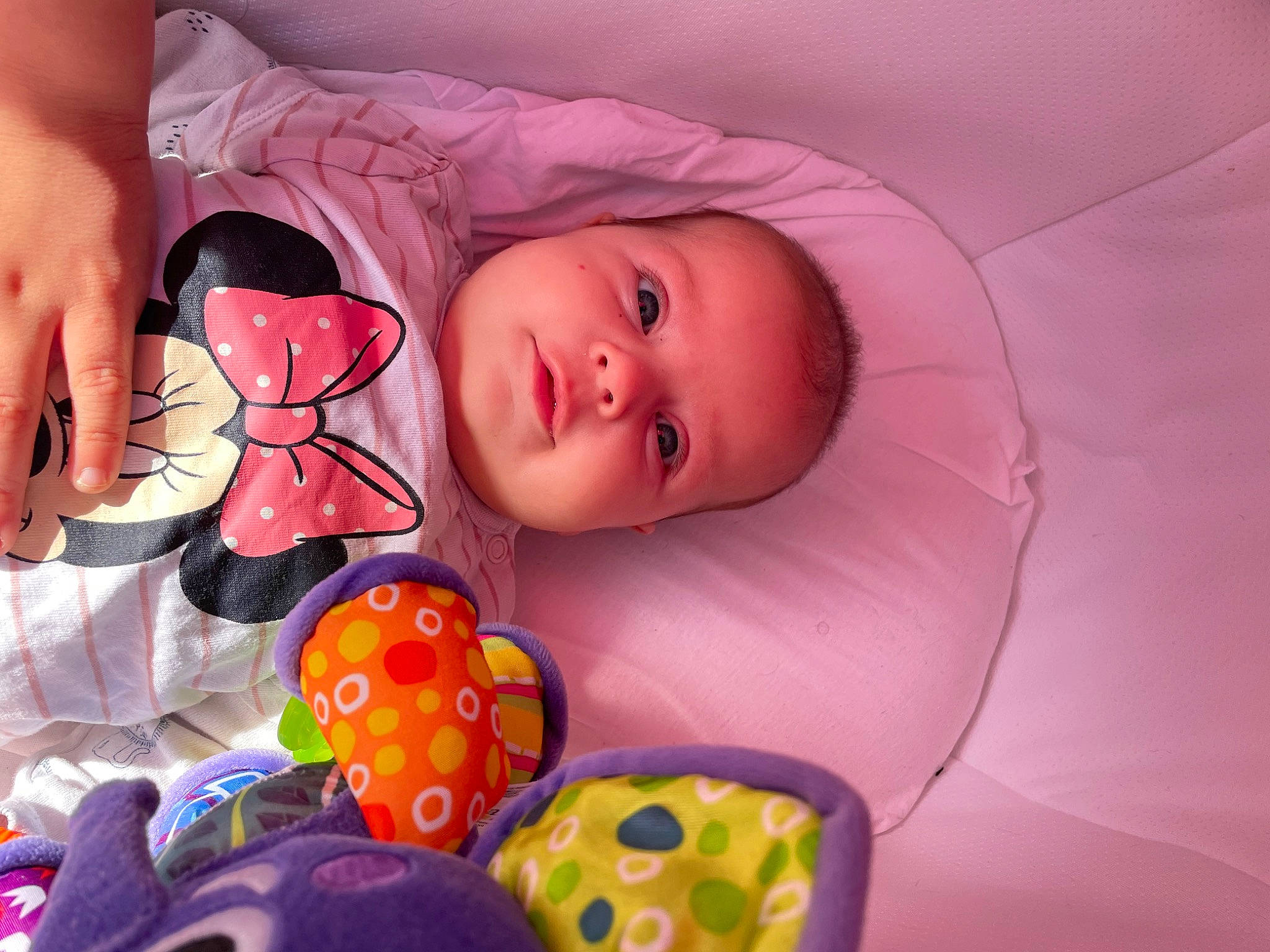 Inaya a rejoint le concours — aidez-le/la à gagner de superbes lots ! baby, baby_toddler_clothing, bed, cheek, child, comfort, eye, finger, fun, head, human_body, iris, lip, mouth, nose, orange, person, pink, skin, textile