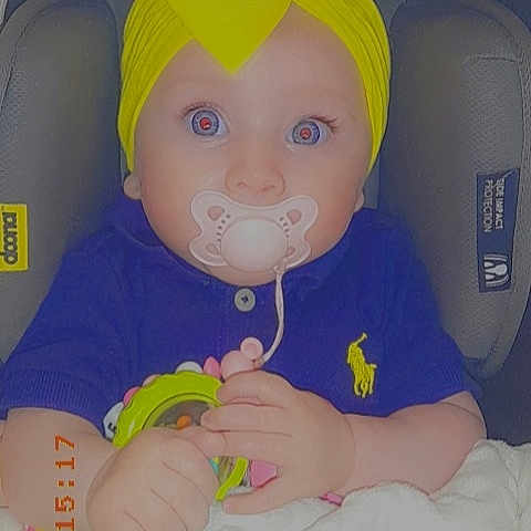 Esmée participe au concours pour gagner de l'argent avec cette photo : baby, baby_products, baby_toddler_clothing, cap, car_seat, child, comfort, costume_hat, electric_blue, fun, happy, hat, plush, purple, skin, stuffed_toy, textile, thumb, toddler, toy