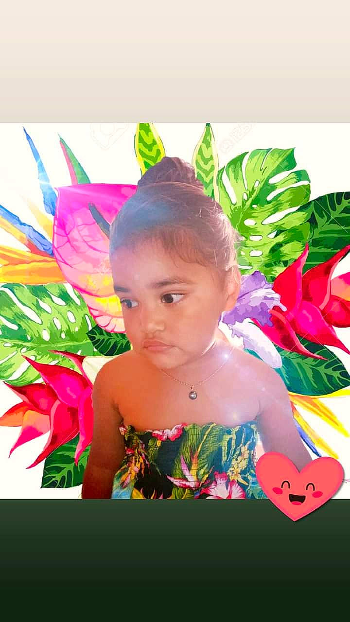 Elisa participe au concours pour gagner de l'argent avec cette photo : baby, baby_toddler_clothing, child, event, face, fashion_accessory, floral_design, flower, flower_arranging, fun, grass, happy, leisure, magenta, people_in_nature, person, petal, pink, plant, spring