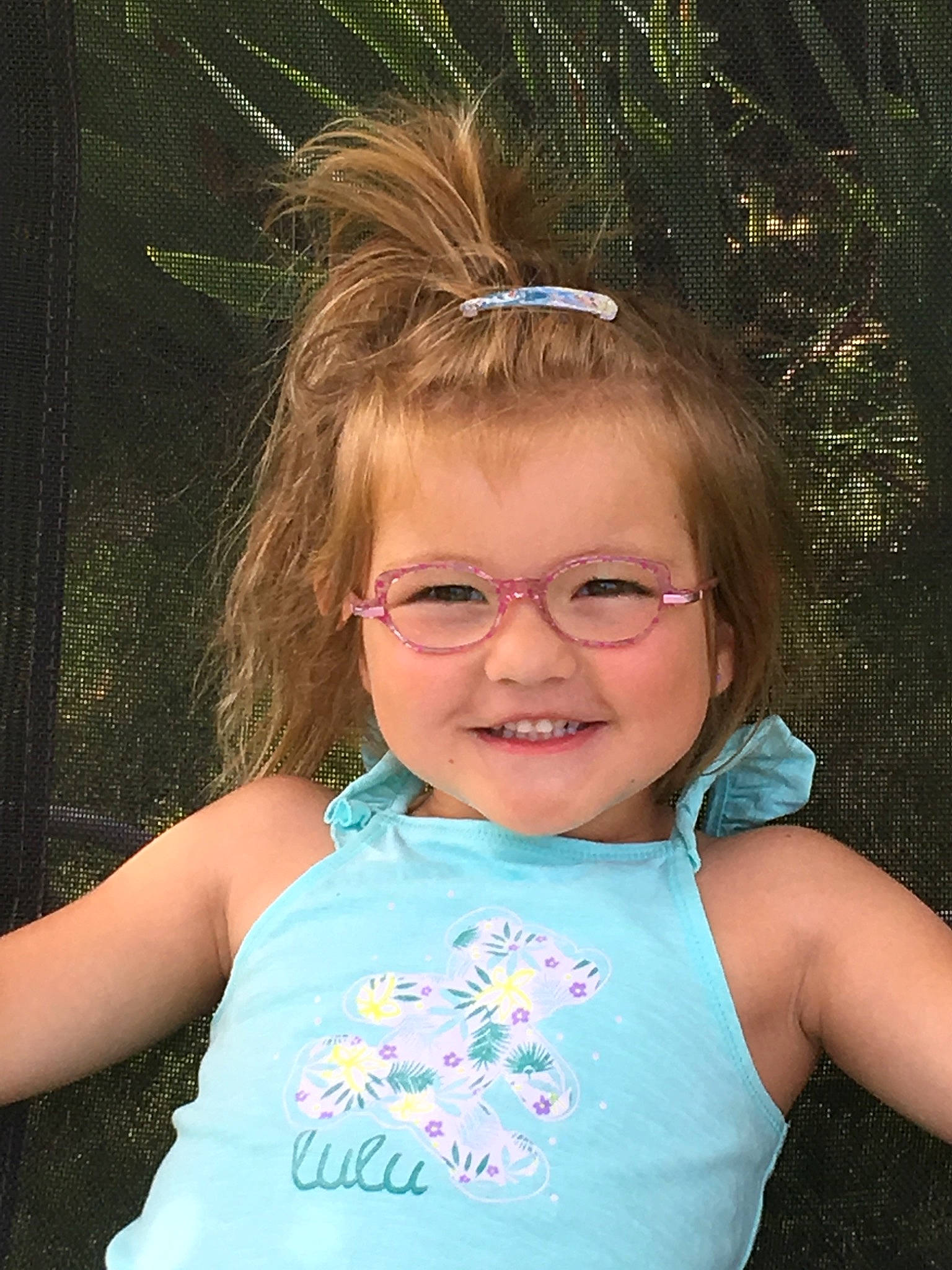 Elina a rejoint le concours — aidez-le/la à gagner de superbes lots ! blond, cheek, child, chin, day, emotion, eye, face, facial_expression, fun, girl, glasses, hair, hairstyle, head, human_hair_color, joy, nose, person, skin